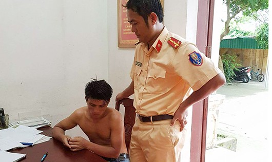 Nam thanh niên được cứu dưới sông Lam lên bàn giao cho gia đình. 