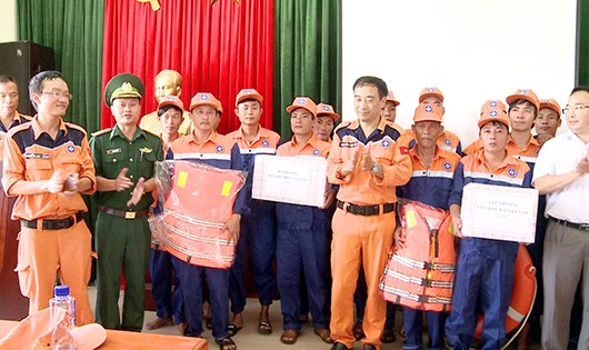 Trung tâm cứu hộ và BĐBP Nghệ An bàn giao phương tiện, tặng quà động viên các thuyền viên tàu cá gặp nạn. 