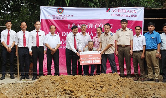 Cục THADS Hà Tĩnh phối hợp với ngân hàng Agribank chi nhánh Hà Tĩnh và chính quyền địa phương tổ chức trao phần quà và khởi công xây dựng nhà tình nghĩa.