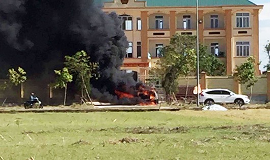 Chiếc xe đậu trước cổng VKSND huyện Nghi Lộc tự dưng bốc cháy