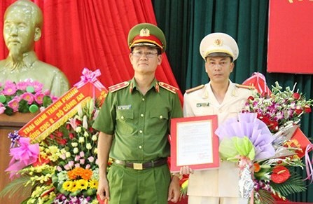 Trung tướng Nguyễn Ngọc Bằng trao Quyết định bổ nhiệm thiếu tá Trần Bá Toan làm Giám thị Trại giam số 6.