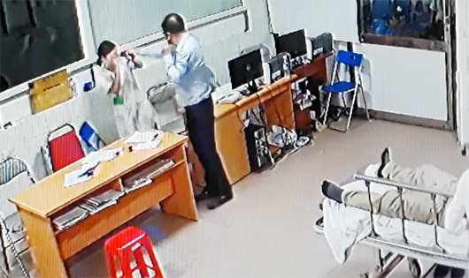 Hình ảnh người đàn ông dùng tay đánh nhân viên y tế (ảnh cắt từ camera an ninh bệnh viện)