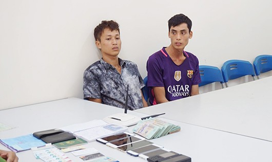 Nguyễn Hữu Thu và Phạm Đình Luận khai nhận được đối tượng trên Phi thuê đi rút tiền từ nhiều tài khoản ngân hàng đã mua trước đó. 