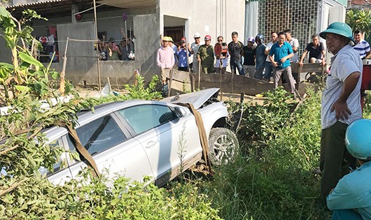 Hiện trường vụ tai nạn xe Audi nằm dưới ruộng rau muống bên đường.