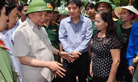 Thủ tướng Nguyễn Xuân Phúc kiểm tra khắc phục hậu quả bão số 10 tại Trường tiểu học Nghi Hải.  