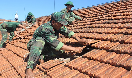 Cán bộ chiến sỹ Quân khu 4 lợp lại mái nhà giúp dân