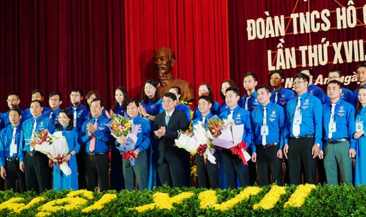 Bí thư Tỉnh ủy Nguyễn Đắc  Vinh tặng hoa chúc mừng đại hội.