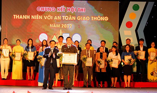 Phó chủ tịch UBND tỉnh Huỳnh Thanh Điền trao giải nhất cho đội thi Công an tỉnh Nghệ An. 