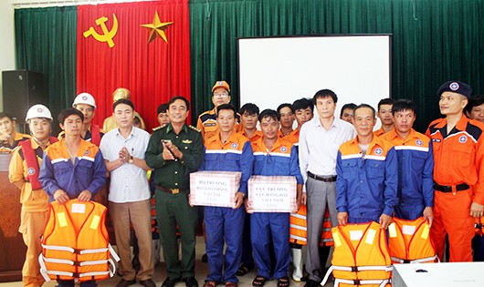 Lãnh đạo Trung tâm phối hợp tìm kiếm cứu nạn hàng hải Việt Nam trao quà động viên các thuyền viên.