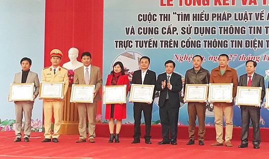 Phó chủ tịch UBND  tỉnh Nghệ An Huỳnh Thanh Điền tặng bằng khen cho các tổ chức, cá nhân có thành tích trong cuộc thi.