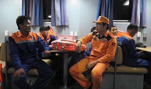 Các thuyền viên được cứu hộ và chăm sóc sức khỏe trước khi đưa vào đất liền