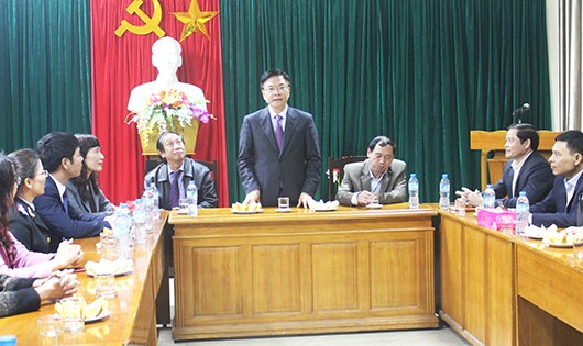Bộ trưởng Lê Thành Long ghi nhận ý kiến của cán bộ Sở Tư pháp Nghệ An.