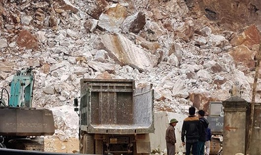 Nổ lớn tại mỏ đá trắng do Công ty CP khoáng sản Á Châu (ảnh Báo Nông nghiệp). 