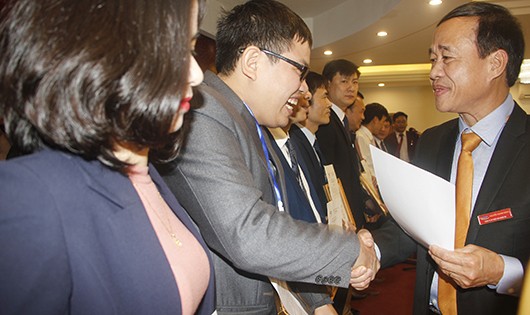 Ông Nguyễn Thanh Hùng, Chủ tịch VEC trao quyết định công nhận tư cách thành viên VEC Victory Group.