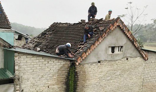 Người dân đang lợp lại mái nhà cho gia đình nạn nhân sau vụ nổ.