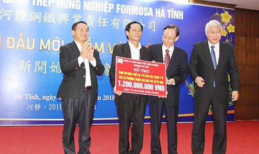 Đại diện UBND tỉnh Hà Tĩnh nhận 1,2 tỷ đồng tiền ủng hộ công ích của Cty Formosa Hà Tĩnh. 