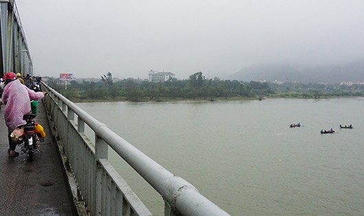 Cầu Bến Thủy nơi phát hiện đôi ủng người phụ nữ trên cầu.