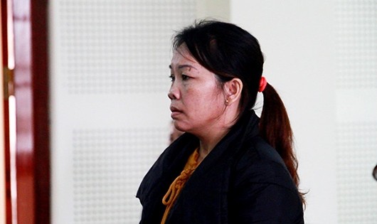 Nguyễn Thị Út Tha nhận 6 năm tù sau khi tiêu hết 50 triệu đồng tiền công đưa người sang Trung Quốc.