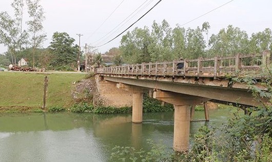 Cầu bắc qua sông Đào nơi người phụ nữ nhảy xuống sông tự tử (ảnh Hữu Hoàn).