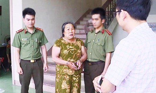 Nguyễn Thị Hương bị bắt cùng tang vật (ảnh Công an Nghệ An)
