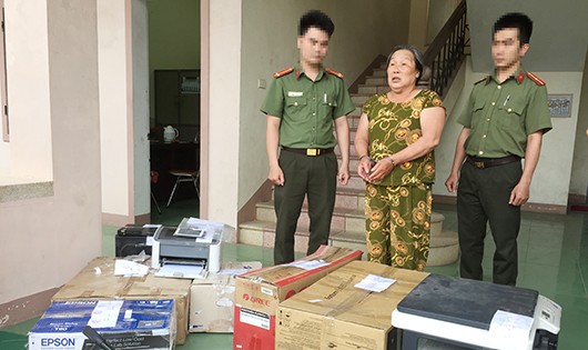 Bà Hương mang hai bản án, đang trong quá trình thi hành án vẫn tiếp tục làm giấy tờ giả (ảnh Công an Nghệ An)