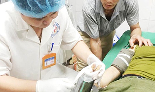 Bệnh nhân được cấp cứu tại bệnh viện 115, buộc phải cắt bỏ một phần cánh tay bị dập nát.