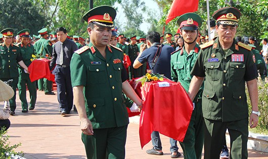 Lễ truy điệu, an táng 98 bộ  hài cốt liệt sĩ, quân tình nguyện, chuyên gia Việt Nam hy sinh tại Lào về nghĩa trang liệt sỹ huyện Nghi Lộc. 