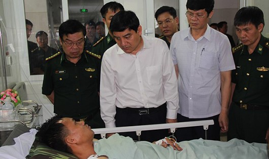 Bí thư Tỉnh ủy Nguyễn Đắc Vinh cùng Phó chủ tịch Lê Xuân Đại cùng đoàn đến thăm hỏi, động viên hai chiến sĩ biên phòng bị thương khi đấu tranh với hai tên tội phạm (ảnh Tiến Hùng)