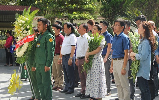 Đoàn công tác Báo PLVN dâng hương dâng hoa tri ân các anh hùng liệt sĩ, TNXP đã ngã xuống tại Ngã ba Đồng Lộc.