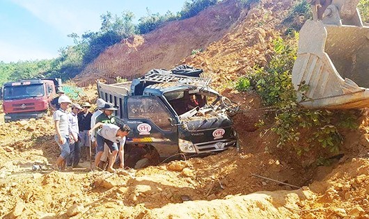 Hiện trường vụ sập mỏ đất chôn vùi hai xe tải (ảnh V.T)