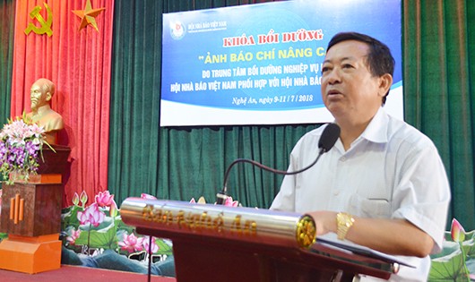 Ông Trần Duy Ngoãn – Chủ tịch Hội Nhà báo Nghệ An phát biểu khai mạc khóa tập huấn.