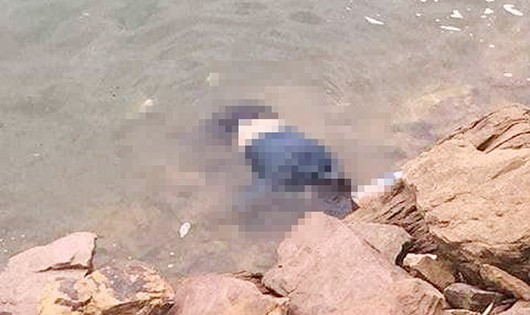Thi thể người phụ nữ nổi trên hồ Kẻ Gỗ đang trong thời kỳ phân hủy