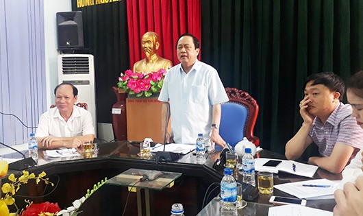 Chủ tịch UBND huyện Hưng Nguyên chủ trì buổi họp báo.