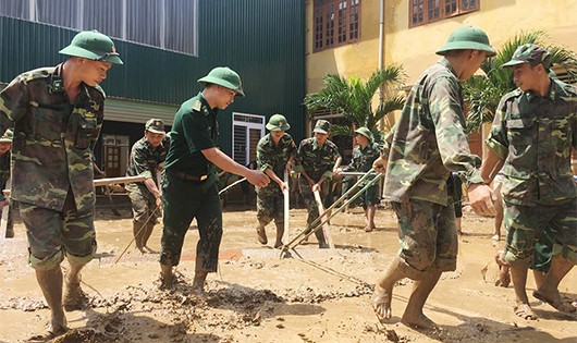Bộ đội biên phòng Nghệ An giúp dân khắc phục hậu quả do mưa lũ gây ra (ảnh Lê Thạch)