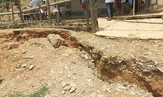 Vết nứt, lún sụt đất xuất hiện dài khoảng 800m khiến người dân hoang mang