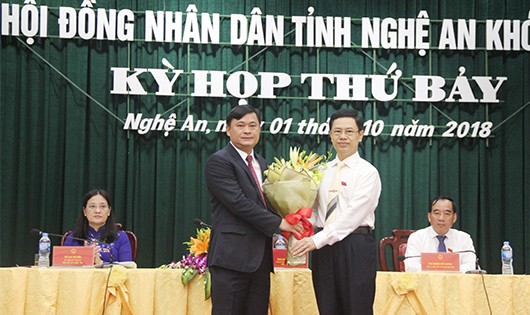 Ông Thái Thanh Quý (trái) được bầu làm Chủ tịch UBND tỉnh Nghệ An.