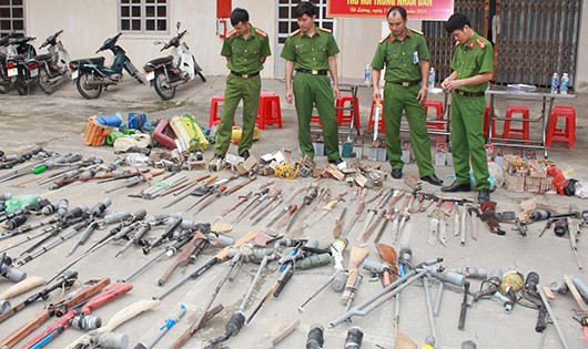Hàng trăm loại vũ khí, công cụ hỗ trợ được cảnh sát thu giữ trong dân