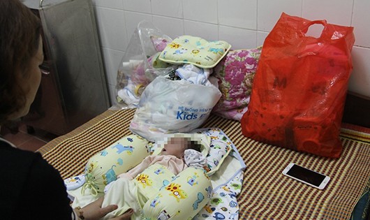Bé trai 2 tháng tuổi bị bỏ rơi được chăm sóc sức khỏe tại Trung tâm Y tế thị xã Cửa Lò