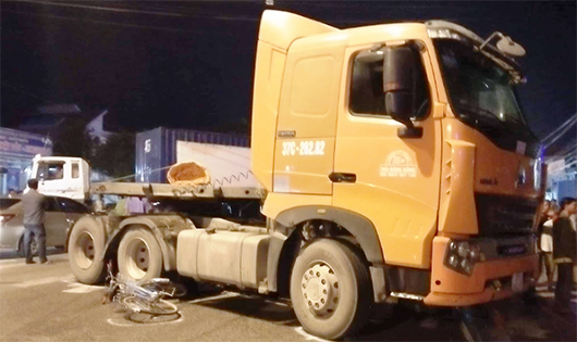 Hiện trường vụ xe tải tông xe máy kẹp 3 khiến 3 người tử vong tại chỗ.