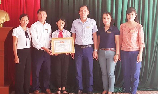 Em Trần Thị Tùng Lâm được nhà trường biểu dương về hành động đẹp trả lại 30 triệu đồng cho người bị đánh rơi.