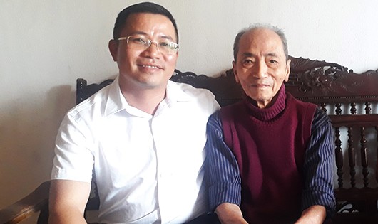 Thầy Phạm Khánh Hoàng bên người học trò cũ giờ là Phó chủ tịch UBND phường Hòa Hiếu – anh Kiều Đình Việt.