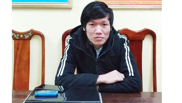 Trần Kim Hùng cùng chiếc laptop chuyên cày game và hack facebook để lừa đảo chiếm đoạt tài sản.