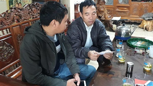 Ông Vi Văn Hùng và chiếc phong bì được cho là của một cán bộ QLTT đưa đến trả lại sau khi sự việc được thông tin trên mạng xã hội và báo chí. 