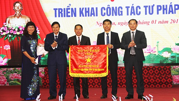 Sở Tư pháp Nghệ An nhận cờ thi đua của Bộ trưởng Bộ tư pháp.