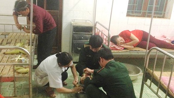 Các chiến sĩ quân y phối hợp với trạm y tế cứu chữa người phụ nữ ăn lá ngón. 