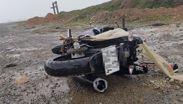 Chiếc xe máy nằm cách nạn nhân không xa bị hư hỏng (ảnh Otofun Nghệ An) 