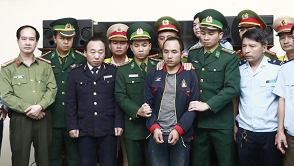 Người Lào cùng tang vật gần 300kg ma túy tổng hợp bị bắt giữ. 