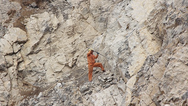Lao động cheo leo trên mỏ đá tiềm ẩn nhiều nguy cơ mất an toàn.