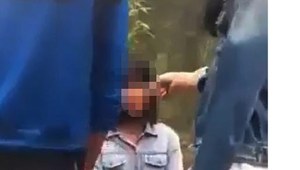 Nữ sinh bị đánh, bắt quỳ xin lỗi (ảnh cắt từ clip)