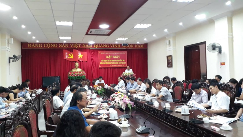 Lãnh đạo UBND tỉnh Hà Tĩnh báo cáo tình hình phát triển kinh tế - xã hội của địa phương tại buổi gặp mặt